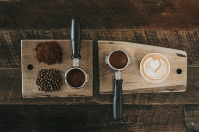 咖啡豆咖啡粉棕色木板旁边
